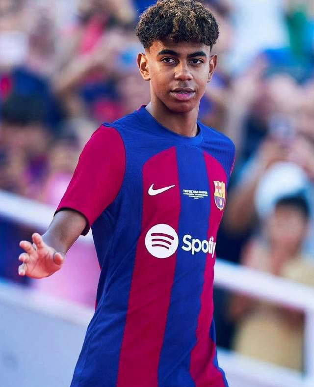 一位年轻球员在比赛中展现出潜力 一位年轻球员在比赛中展现出潜力