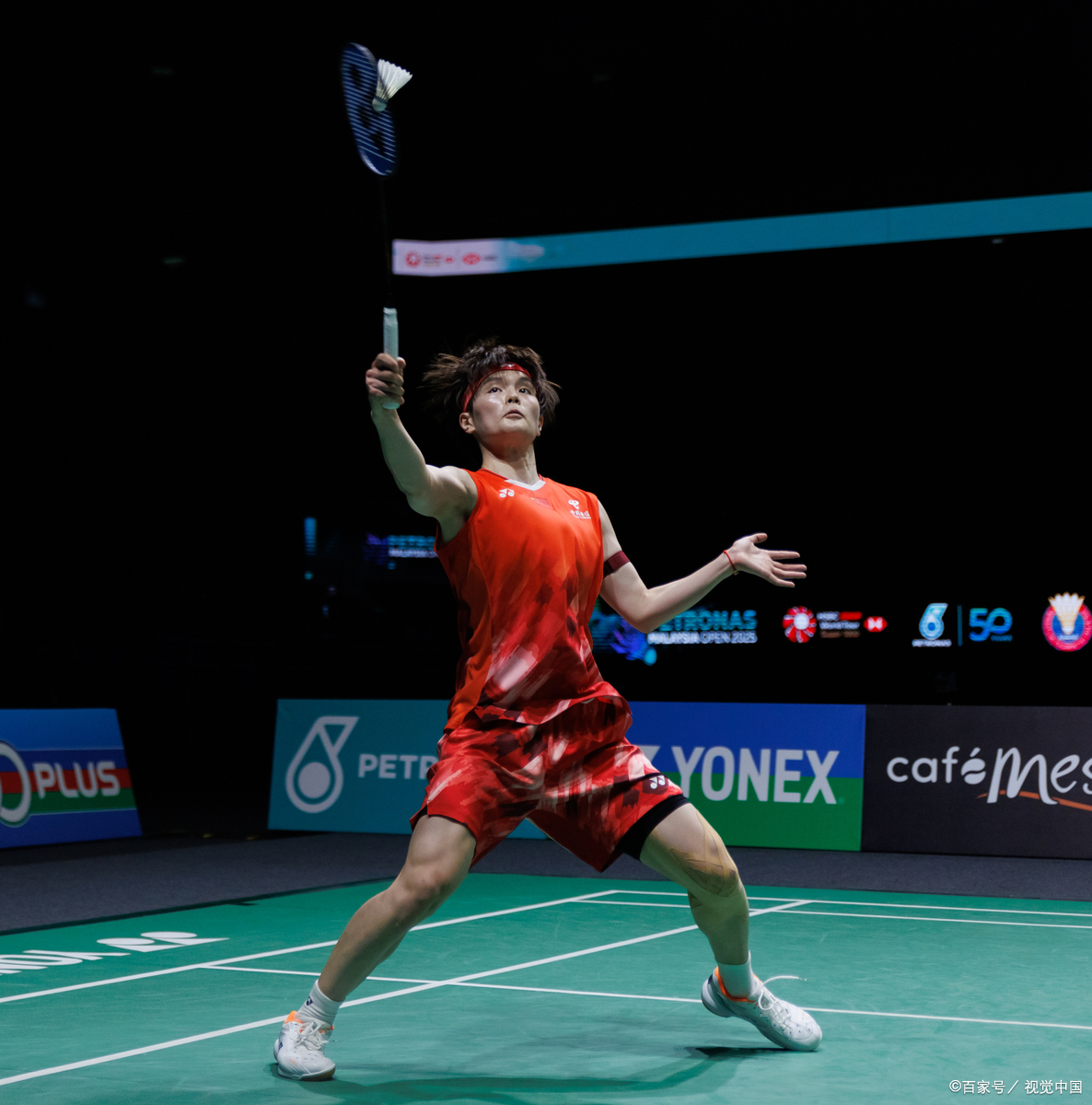 九游VIP-星光闪耀！羽毛球比赛中选手的灵巧回球