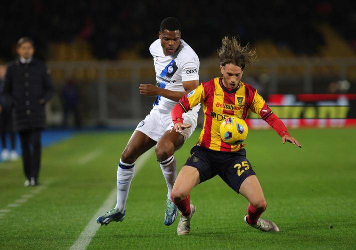 包含都灵主场告捷，赛后球员欢呼雀跃的词条