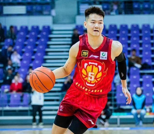 比赛中球员技术过人,展现出非凡实力的简单介绍 比赛中球员技术过人,展现出非凡实力的简单介绍