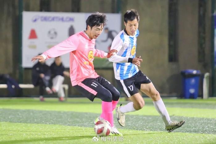 九游体育-足球比赛中球员们的高能发挥