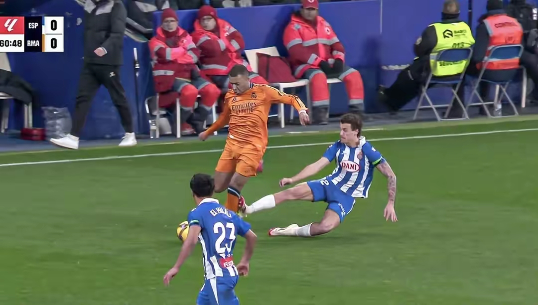 九游娱乐入口-皇马后防线稳固,成功挡住对手的进攻