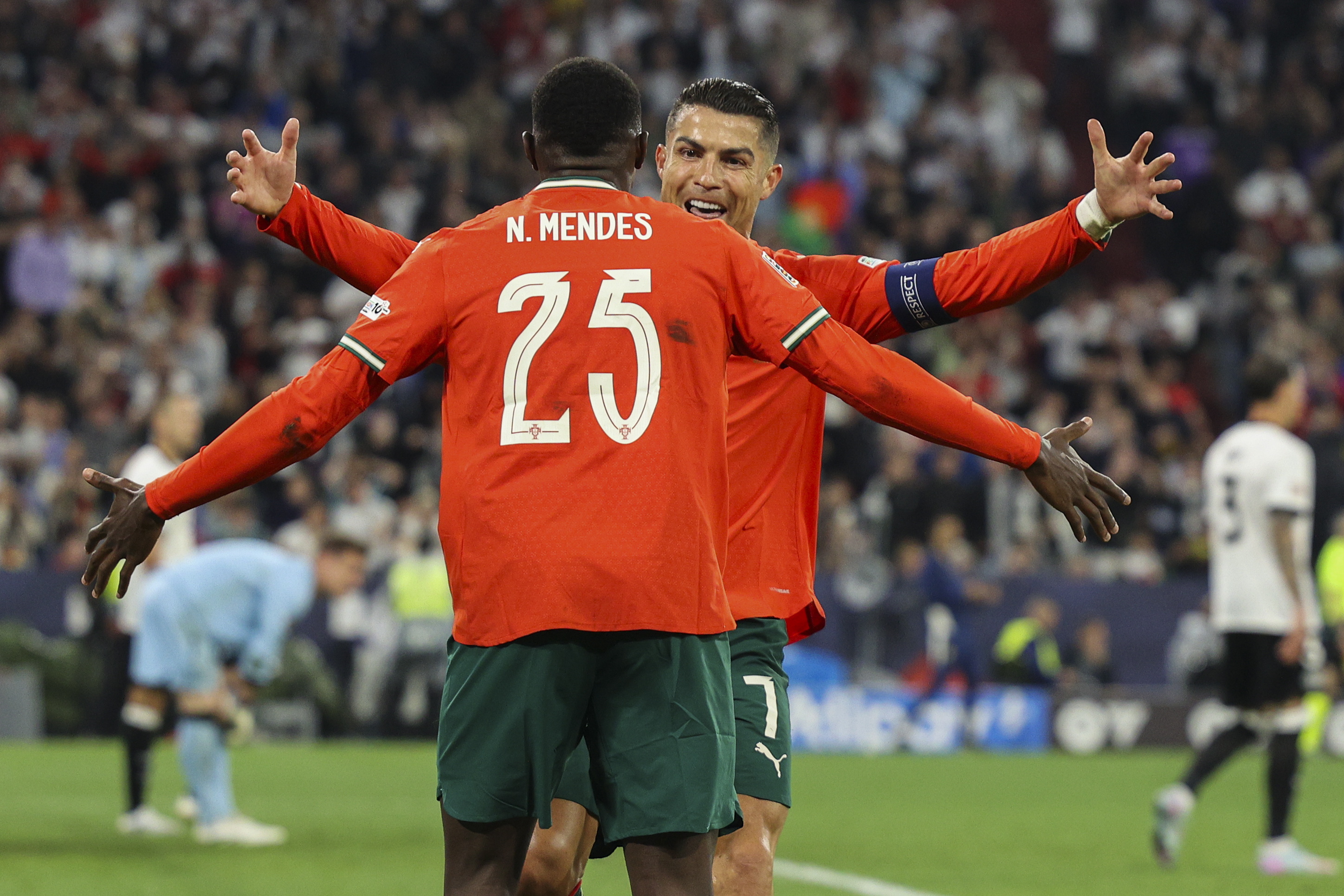 欧国联决赛球队归来,球迷热情迎接英雄的简单介绍 欧国联决赛球队归来,球迷热情迎接英雄的简单介绍