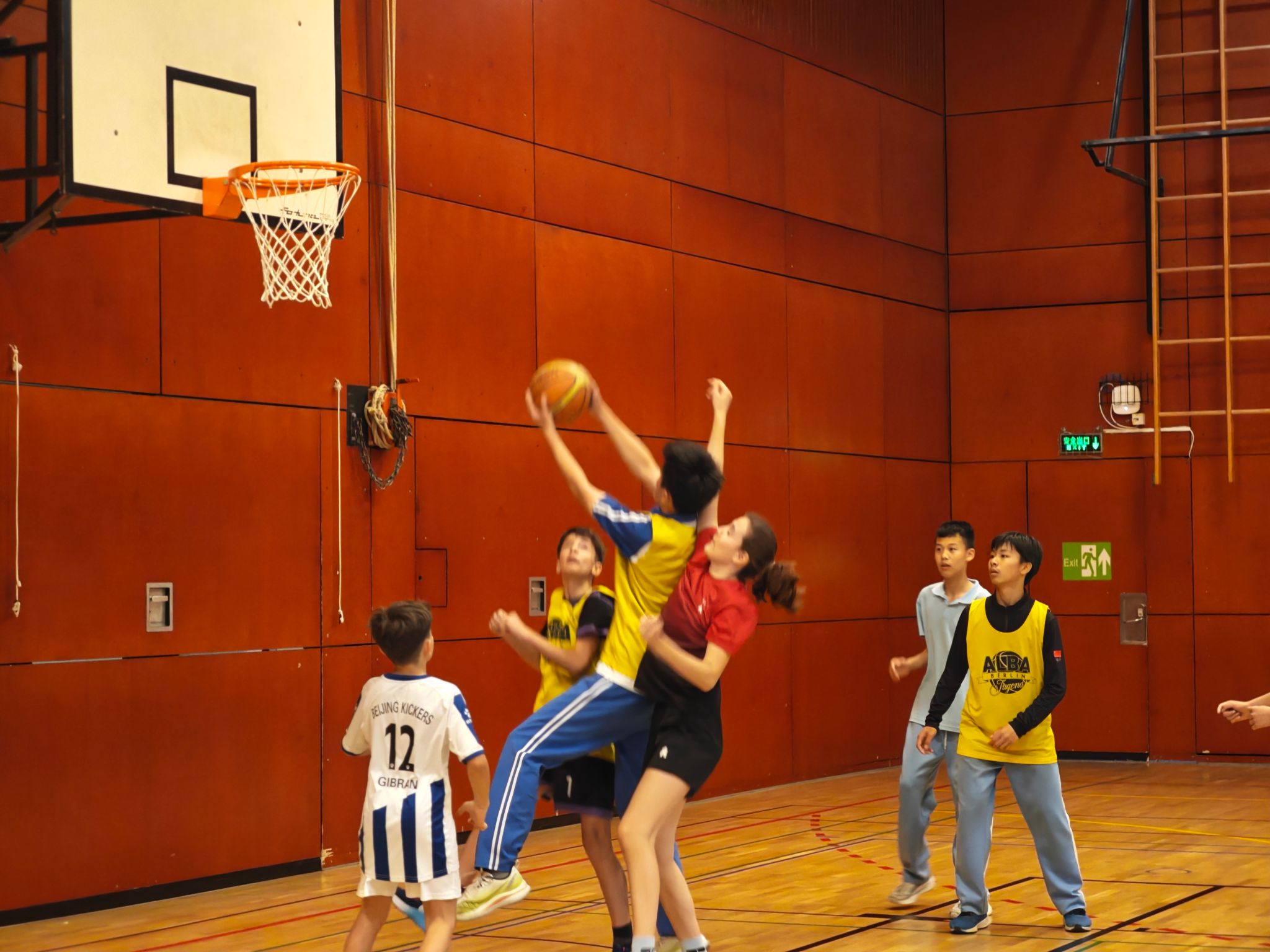 九游体育-精准对抗:运动员们力求最完美表现