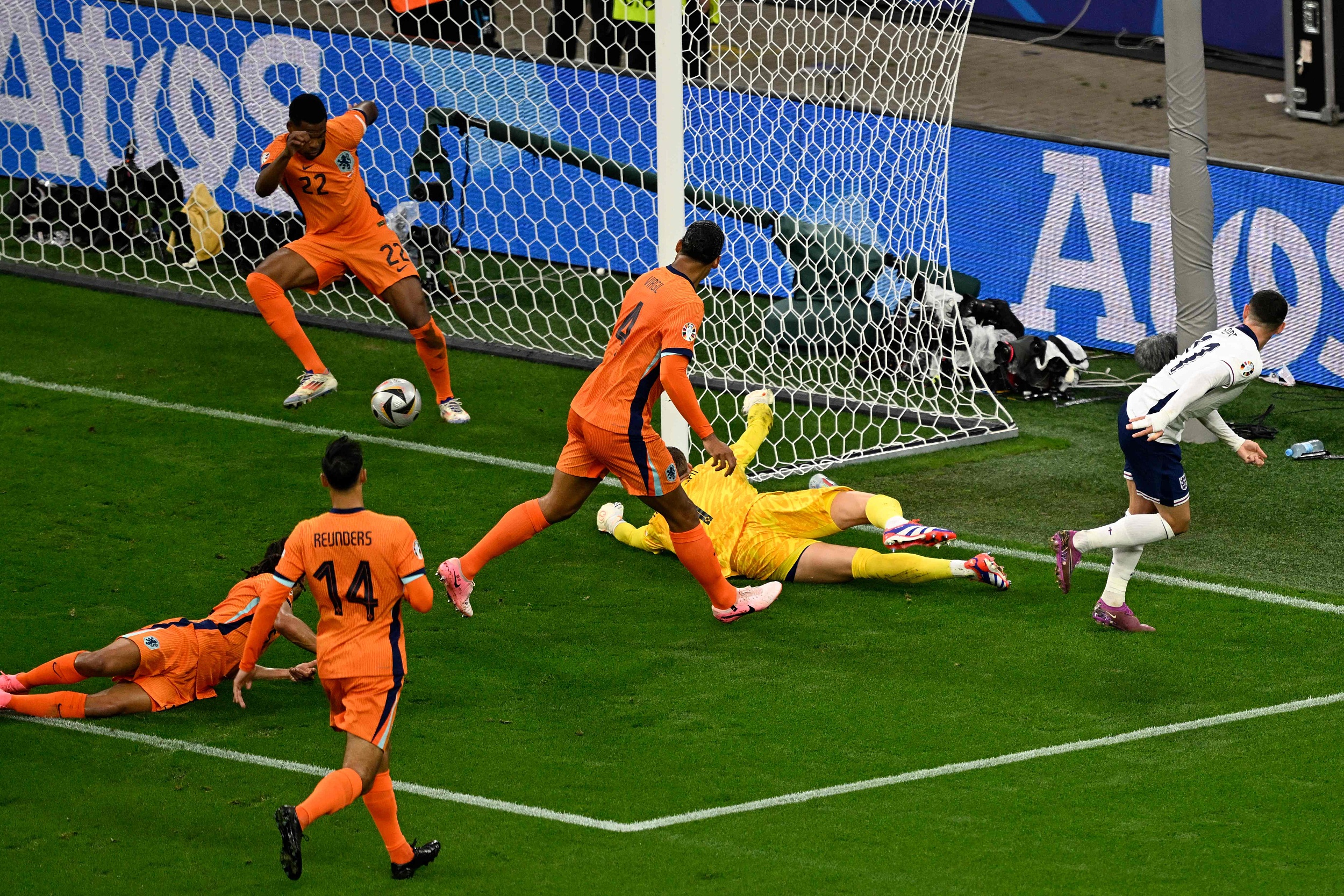 英格兰队在欧预赛中取得重要胜利,晋级下一轮 英格兰队在欧预赛中取得重要胜利,晋级下一轮