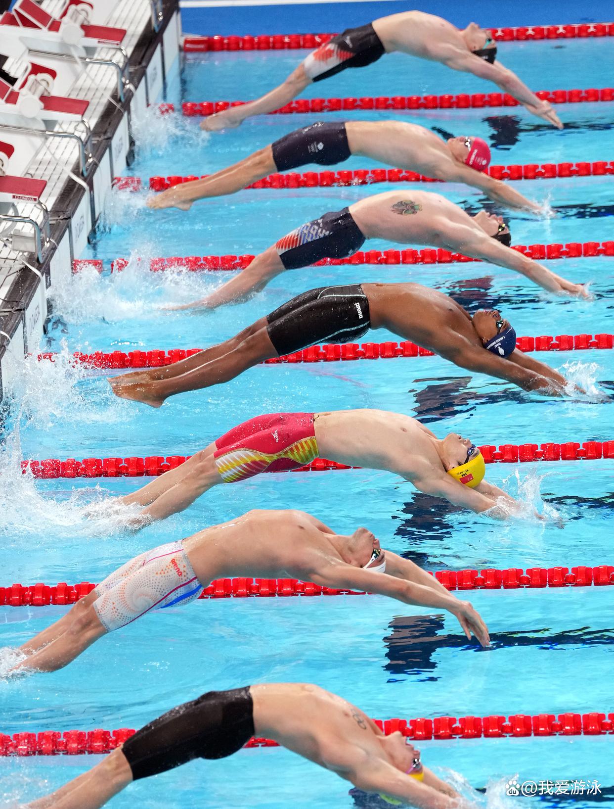 9you娱乐-游泳比赛水花飞溅，选手竞逐激烈
