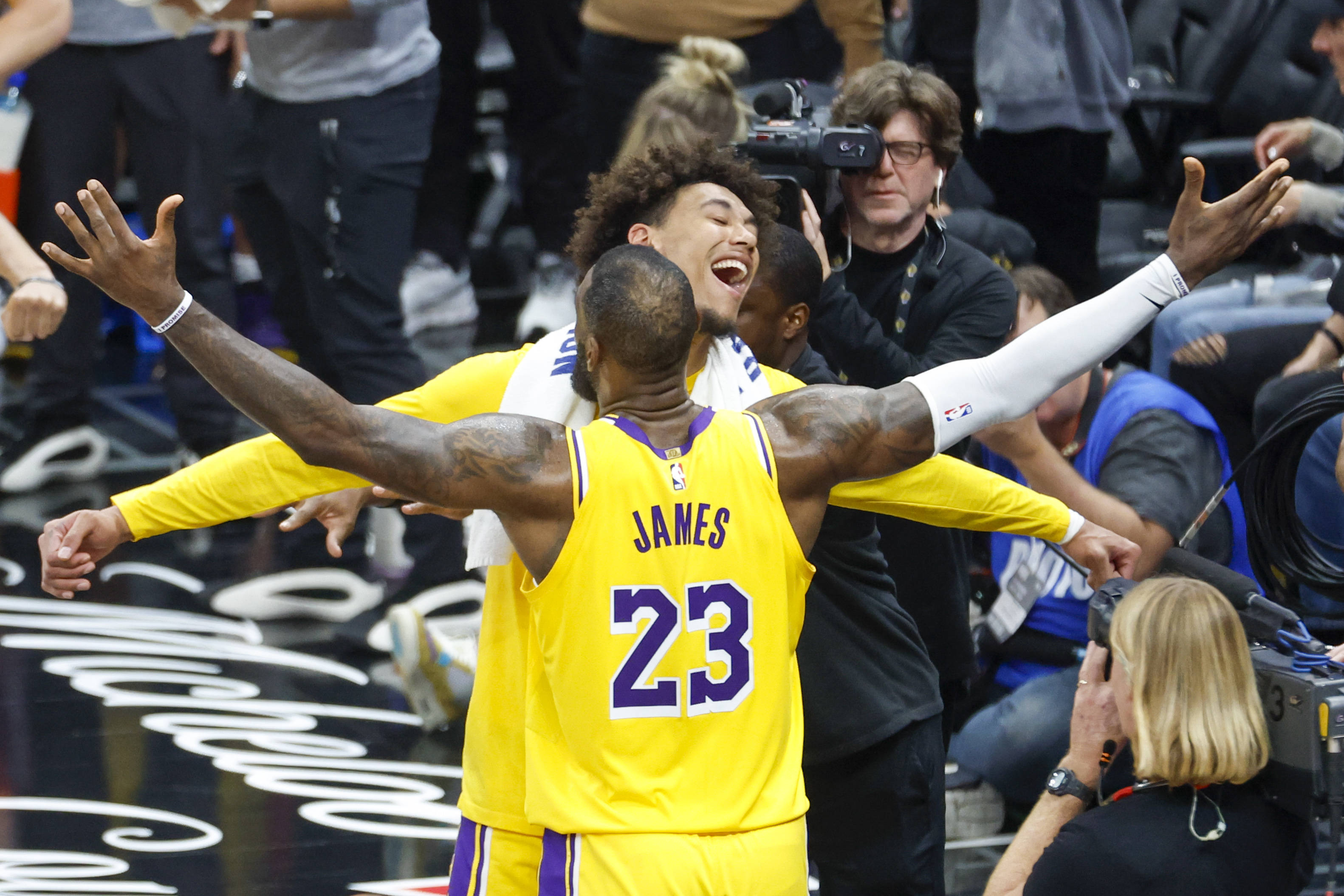 NBA球员在比赛中面对老队友,展现出色表现 NBA球员在比赛中面对老队友,展现出色表现