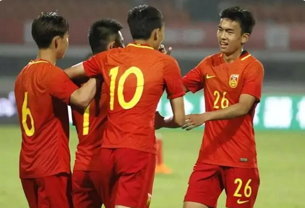 东亚足球大赛中引发热议的一幕 东亚足球大赛中引发热议的一幕