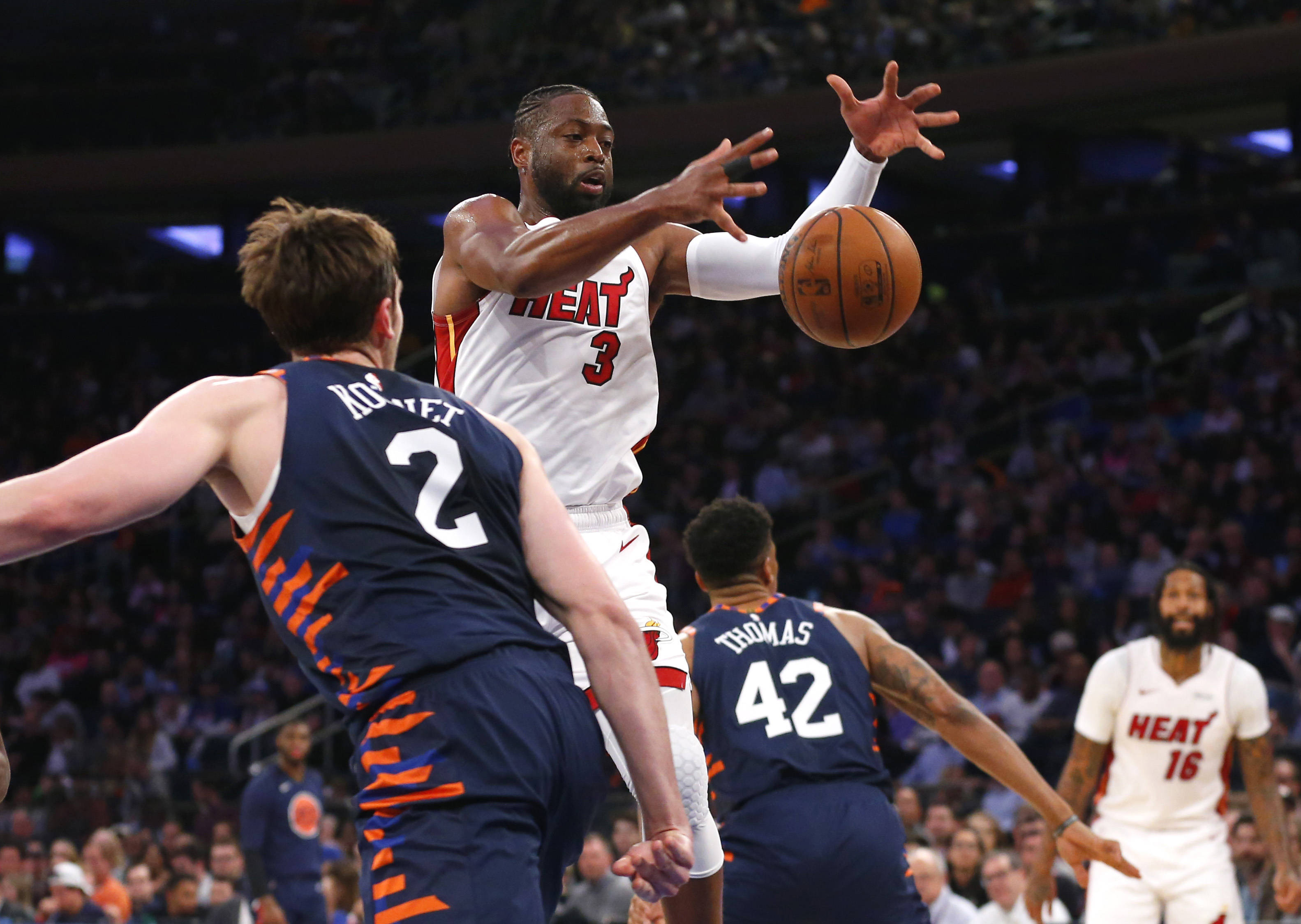 九游娱乐官方-包含热血拼搏,球队以微弱优势获胜的词条