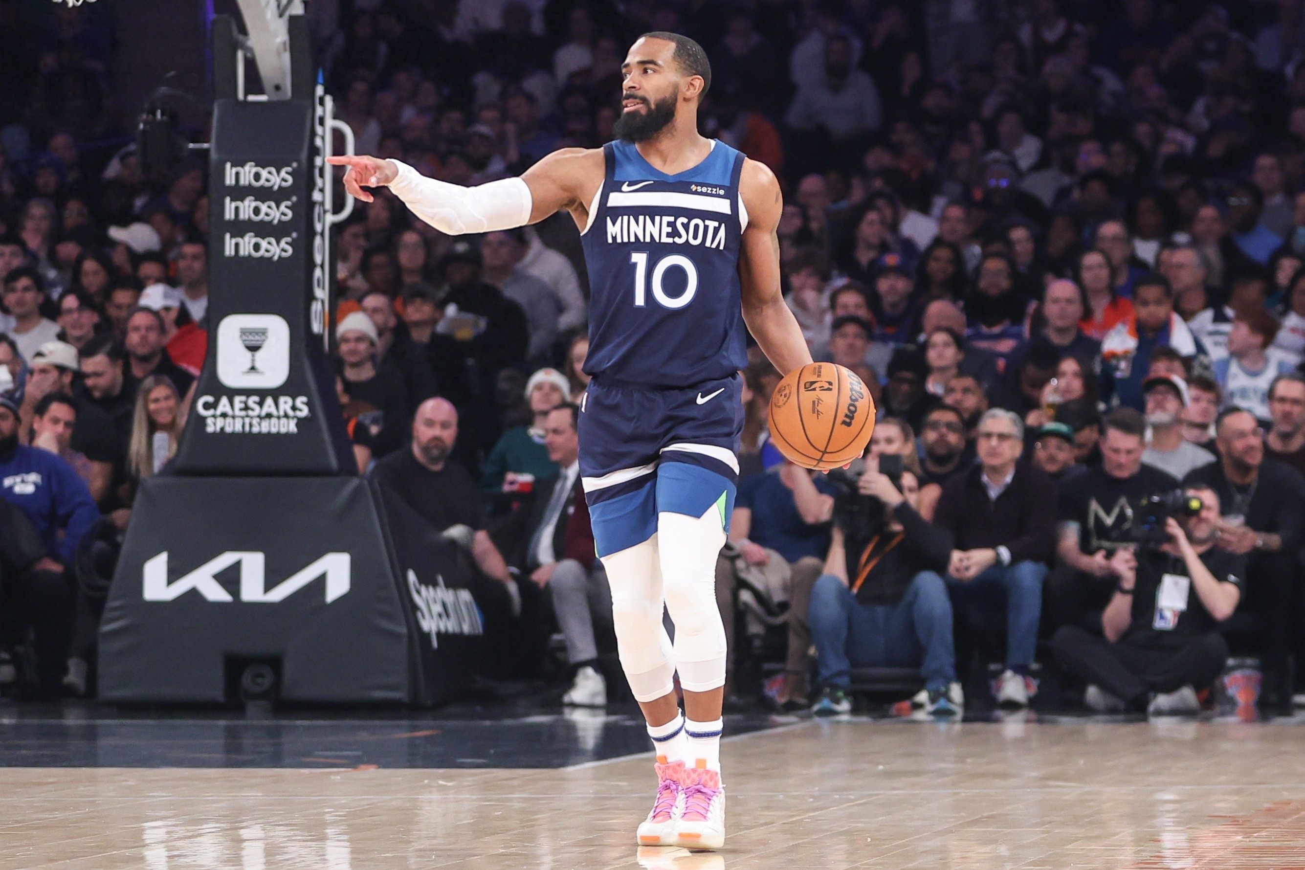 公牛队主场战胜森林狼,韦德发挥关键作用 公牛队主场战胜森林狼,韦德发挥关键作用